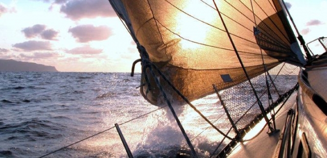 Velero al atardecer